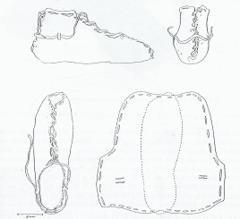 Tegning fra M. Hald "Primitive Shoes" (1972). Merk det åpne tåpartiet og den overdimensjonerte innstiplede foten / Drawing from M. Hald "Primitive Shoes" (1972). Note the open toe and the oversized footprint