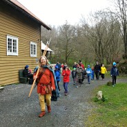 Espen leder an og fører en gruppe med seg på omvisning til fornminnene / Espen guiding a group at the Iron Age monuments