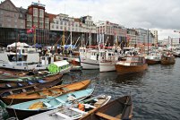 Kaiene innerst i Vågen i Bergen er full av vakre gamle båter på Torgdagen i Bergen / The inner harbour is packed up with beautiful old boats