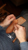 Espen syr i sålen / Stitching the sole
