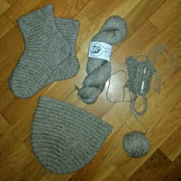 Tovede sokker, utovet lue og votter underves / Feltet socks, unfeltet cap an mittens in progress