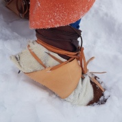 Hudsko med pels som gamasjer utenpå skoene og isbrodder under / Hide shoes on top of Viking boots, crampons attached