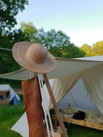 Stråhatten hviler seg etter solnedgang / The straw hat resting after sundown
