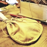 Lena har laget flere typer vesker og punger fra skinnrester / Lena makes a lot of pouches and bags from leftovers